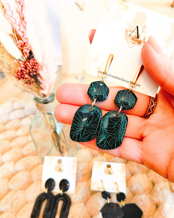 Ava (fond noir) - créatrice française